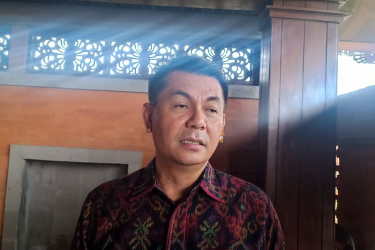 Ketua DPRD Bali, Dewa Made Mahadnya alias Dewa Jack dari PDI Perjuangan, saat menjelaskan terkait anggaran pengadaan mobil dinas baru bagi empat pimpinan DPRD Bali di gedung DPRD Bali pada Senin (25/11/2024).