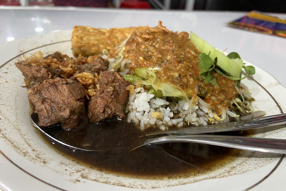 Kuliner di Sidoarjo, Pecel Rawon, menjadi salah satu kuliner favorit di kalangan artis dan pejabat, Kamjs (26/5/2025).