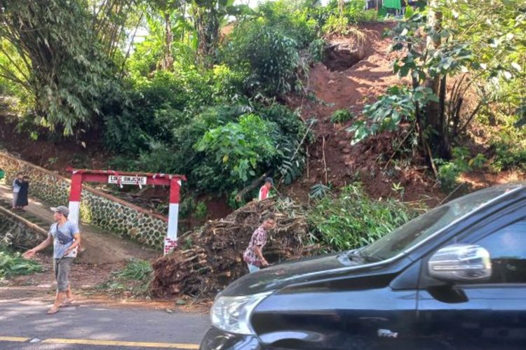 Longsor tebing 12 meter menimbun jalan nasional penghubung Bandung-Cirebon di Jalan Raya Pangeran Kornel, Sumedang, Kamis (23/12/2021) dini hari. AAM AMINULLAH/KOMPAS.com