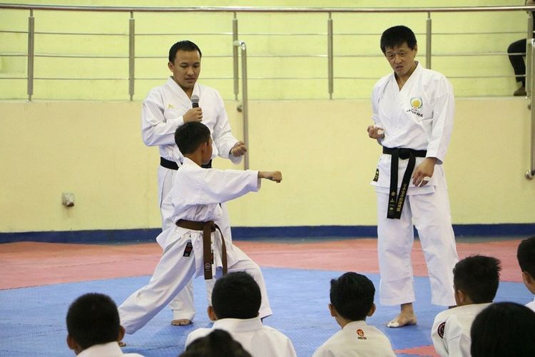 Yamaguchi Sensei (kanan) saat mengajarkan gerakan Kumite kepada atlet Inkanas Jawa Barat.