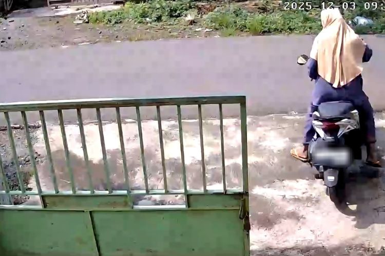 Seorang ibu muda di Pasuruan, Jawa Timur nekat mencuri motor dan terekam cctv, Jumat (5/12/2025) 