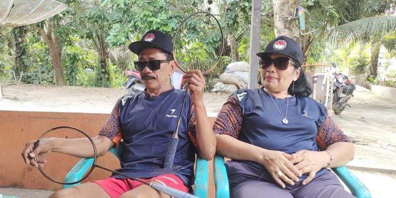 Mujiran (68) dan istrinya Gina Oktila (54) memperlihatkan raket yang pernah dipakai Leani Ratri Oktila saat ditemui Kompas.com di rumahnya di Desa Siabu, Kecamatan Salo, Kabupaten Kampar, Riau, Senin (6/9/2021).