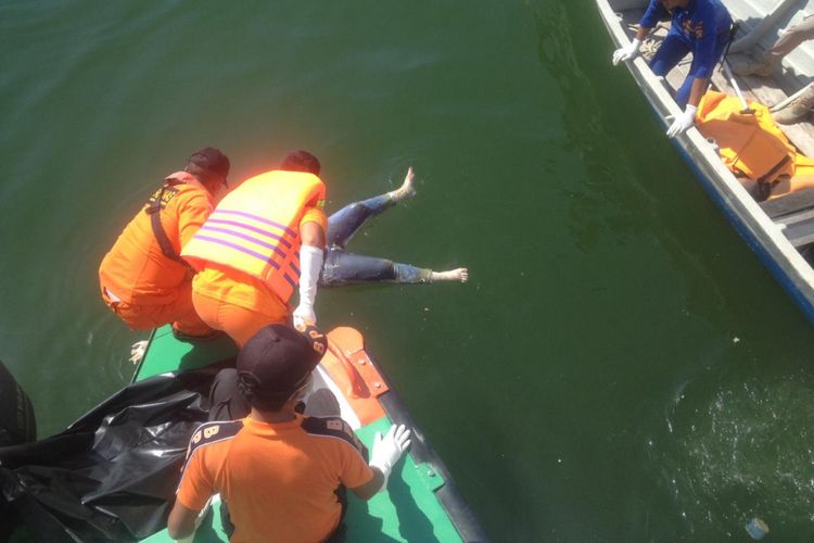Proses evakuasi oleh petugas gabungan Basarnas Pekanbaru terhadap mayat yang ditemukan mengapung di perairan Selat Malaka 