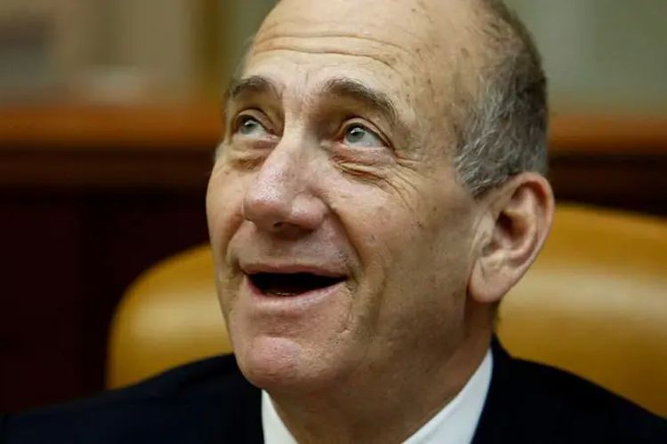 Ehud Olmert, yang terlibat dalam skandal korupsi dalam kasus lain, sudah mengumumkan bahwa dia berencana untuk mengundurkan diri.