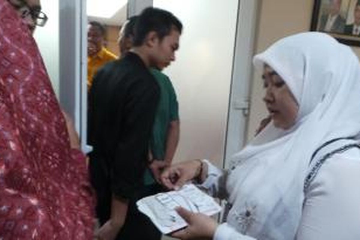Wanita dimarahi Gubernur DKI Jakarta Basuki Tjahaja Purnama akibat diduga menyalahgunakan dana Kartu Jakarta Pintar (KJP), Kamis (10/12/2015).