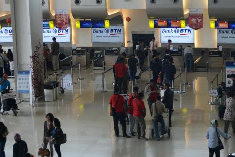 Aktivitas calon penumpang melakukan pendaftaran keberangkatan di Terminal 2 Bandara Juanda, Sidoarjo, Jawa Timur, beberapa waktu lalu.