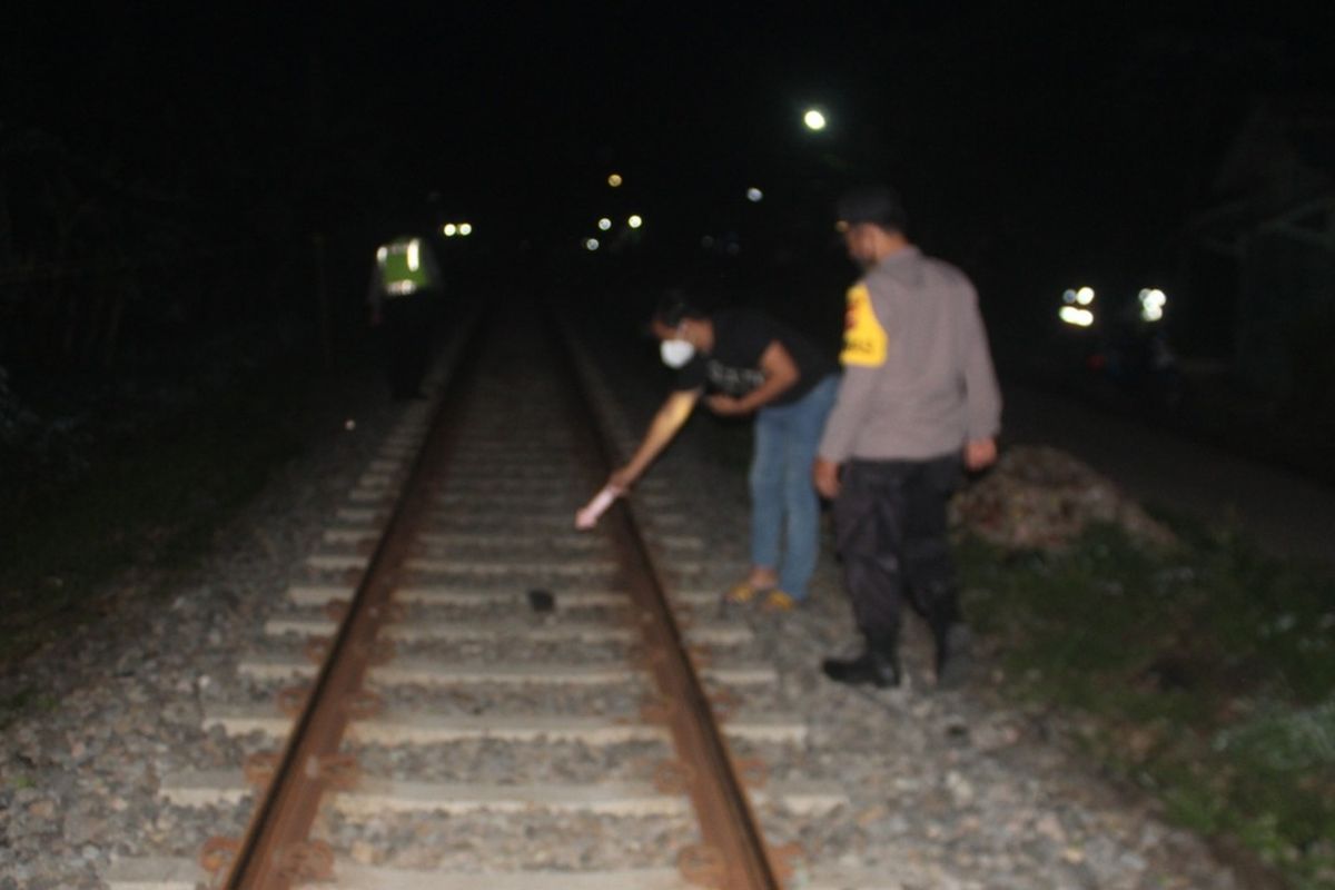 Tim inafis dan petugas Polsek Indihiang Polresta Tasikmalaya sedang memeriksa lokasi kejadian mahasiswa tewas terhantam KA Serayu di Indihiang, Kota Tasikmalaya, Jawa Barat, Kamis (23/11/2023).