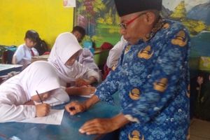 26 Tahun Mengabdi dengan Gaji Rp 300.000: Kisah Getir Guru Edi di Pelosok Subang