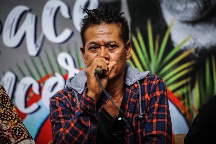 Tony Q Rastafara memberikan keterangan pers jelang konsernya di Jakarta Peace Concert 2017 di Jakarta, Rabu (15/11/2017). Konser  Jakarta Peace Concert ini juga menampilkan band dari Bahaya Records, yaitu Gangstarasta serta beberapa musisi ternama lainnya di genre reggae seperti Tony Q Rastafara, Ras Muhammad, Nd White, Aray Daulay, Bastian, Reynold dan lainnya yang memiliki banyak penggemar. KOMPAS.com/GARRY ANDREW LOTULUNG