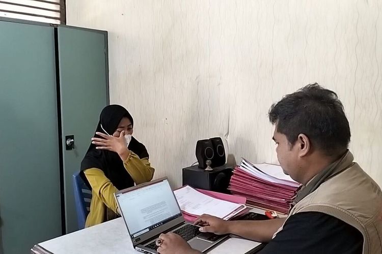 Pelaku LY (33) istri yang tega memotong alat kelamin suami lantaran menikah lagi saat menjalani pemeriksaan di Polsek Bayung Lencir, Kabupaten Musi Banyuasin (Muba), Sumatera Selatan, Senin (3/4/2024).