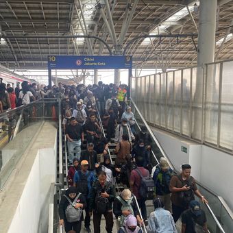 Ilustrasi pekerja komuter Jakarta. Penumpang KRL di Stasiun Manggarai. 