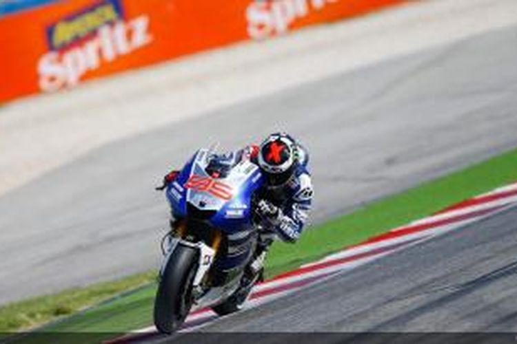 Pebalap Yamaha asal Spanyol, Jorge Lorenzo memacu motornya di Sirkuit Misano pada GP San Marino, Minggu (15/9/2013).