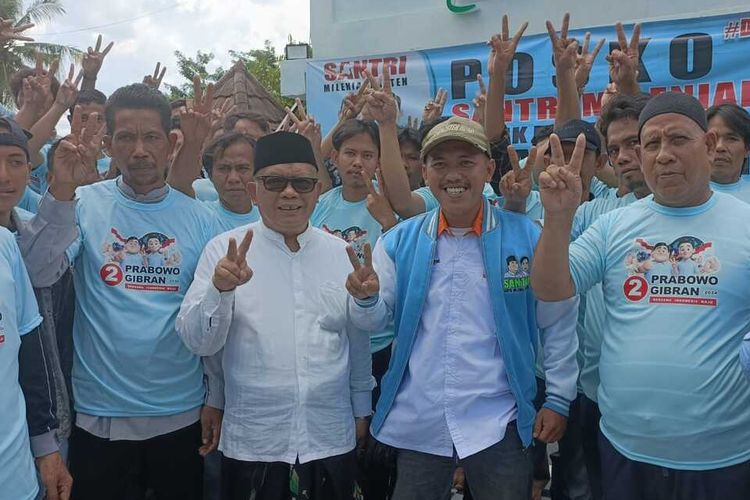 Caleg DPRD Kabupaten Serang, Banten dari Partai Keadilan Sejahtera (PKS) bernama Rifqi (topi coklat) saat menyatakan dukungan ke Prabowo-Gibran, Jumat (9/2/2024).