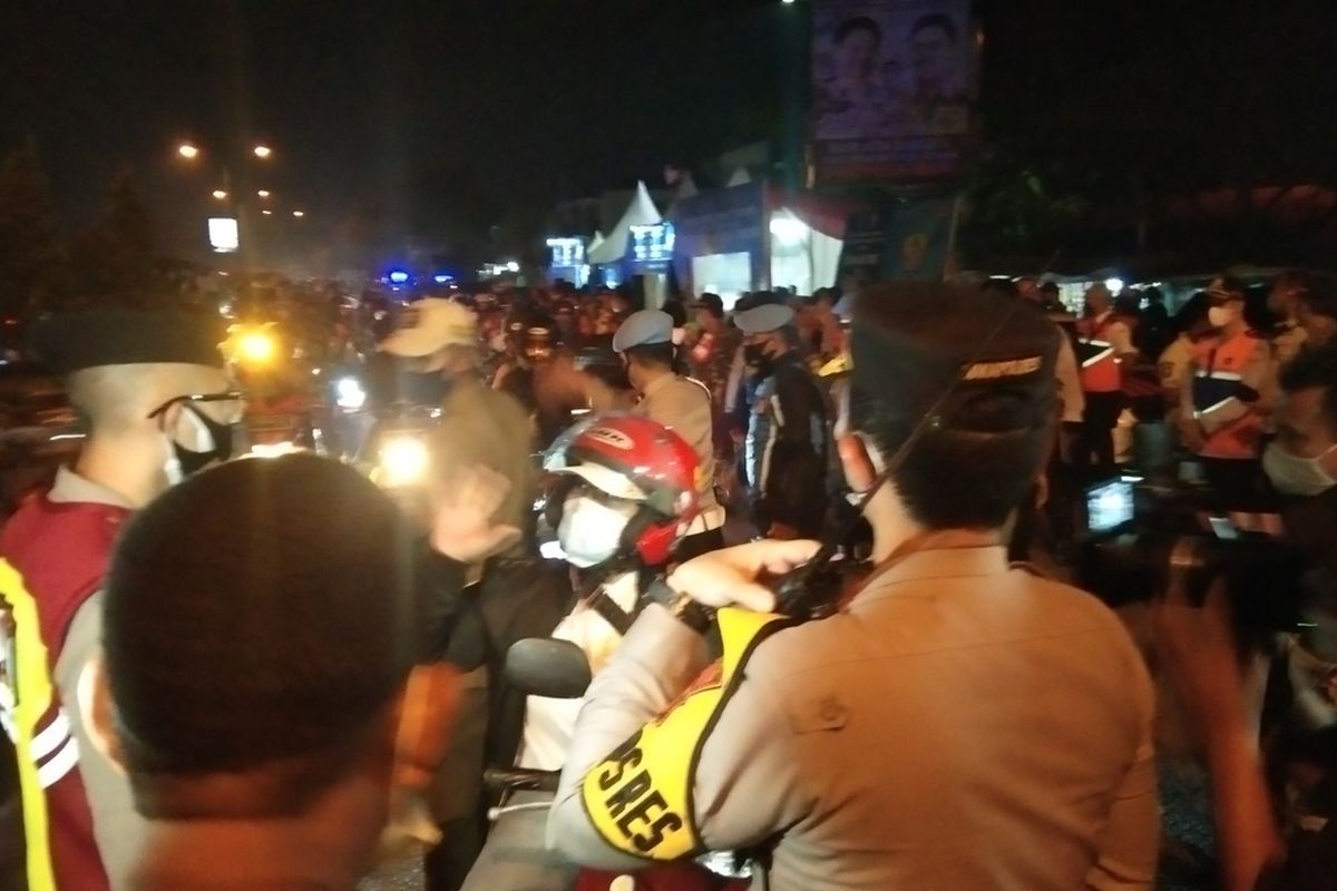 Carliana (41), seorang pemudik dari Bogor menuju Pemalang menolak diputar balik di Pos Penyekatan Tanjungpura, Karawang, Selasa (11/05/2021) dini hari. Alasannya sudah enam tahun tak kumpul bareng anak. Dengan berbagai pertimbangan, petugas membolehkan Carliana