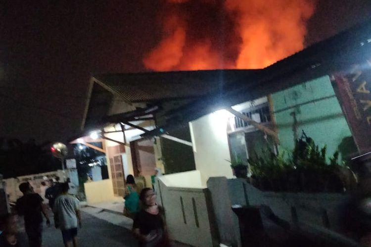 Kebakaran gudang cat dan bahan kimia di Semanan, Kalideres, Jakarta Barat pada Sabtu (9/4/2022).