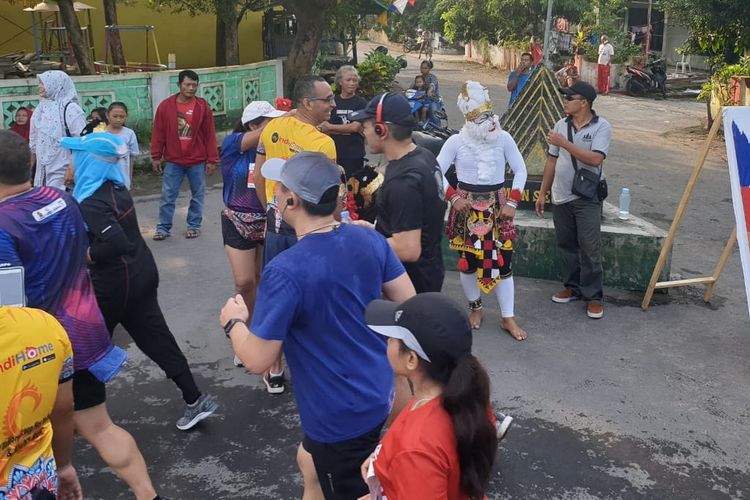 Masyarakat antusias mengawal para peserta Mandiri Jogja Marathon 2019, 28 April 2019. 