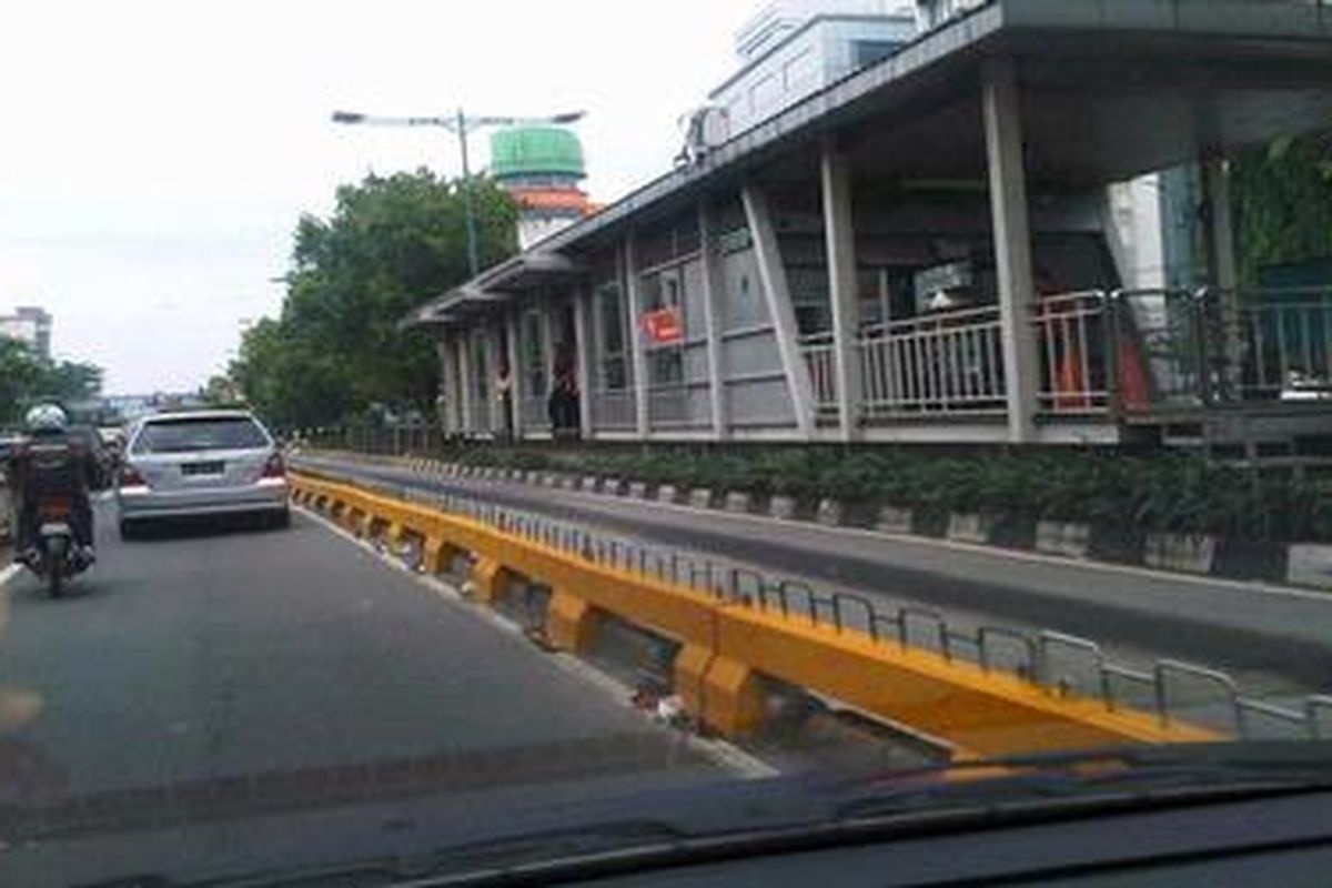 Jalur busway mulai dibenahi dalam upaya sterilisasi jalur bus Transjakarta ini. Jalur busway yang ada saat ini diberi pembatas besi sekitar 40 cm