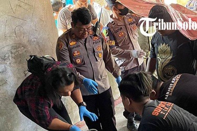 Petugas ketika melakukan olah TKP seorang pria ditemukan gantung diri di pemakaman Jebres, Solo, Jawa Tengah, pada Rabu (12/7/2023).