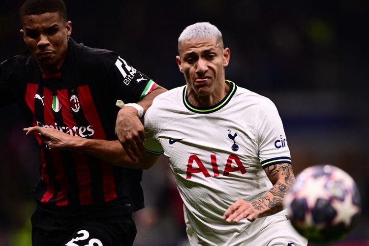 Bek AC Milan, Malick Thiaw, menjaga ketat penyerang Tottenham, Richarlison, saat kedua tim bertemu di laga leg pertama babak 16 besar Liga Champions di Stadion San Siro, Milan, pada Rabu (15/2/2023) dini hari WIB.