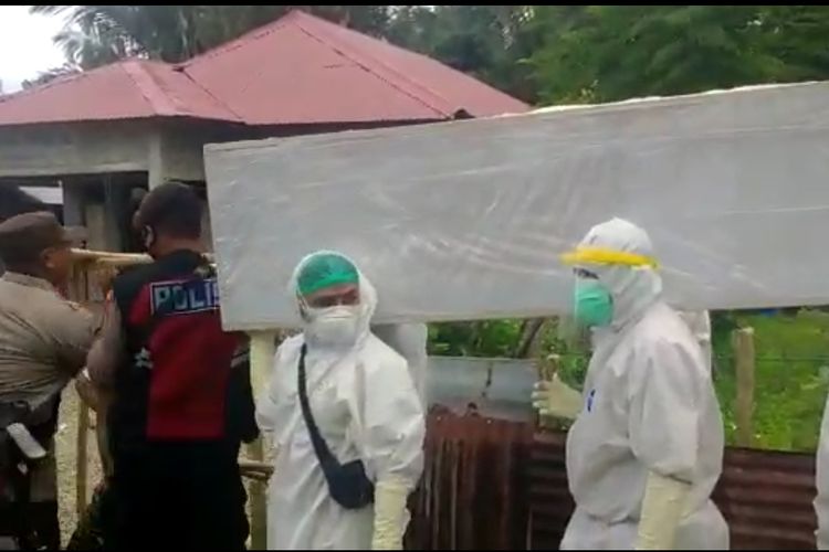 Warga di Dusun Ani, Desa Lokki, Kecamatan Huamual, Kabupaten Seram Bagian Barat, Maluku merampas jenazah Covid-19 yang hendak dimakamkan di dusun tersebut, Senin (14/2/2022)