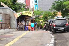 Jalan Pemandu Disabilitas Seberang Terminal Rawamangun Diduduki PKL