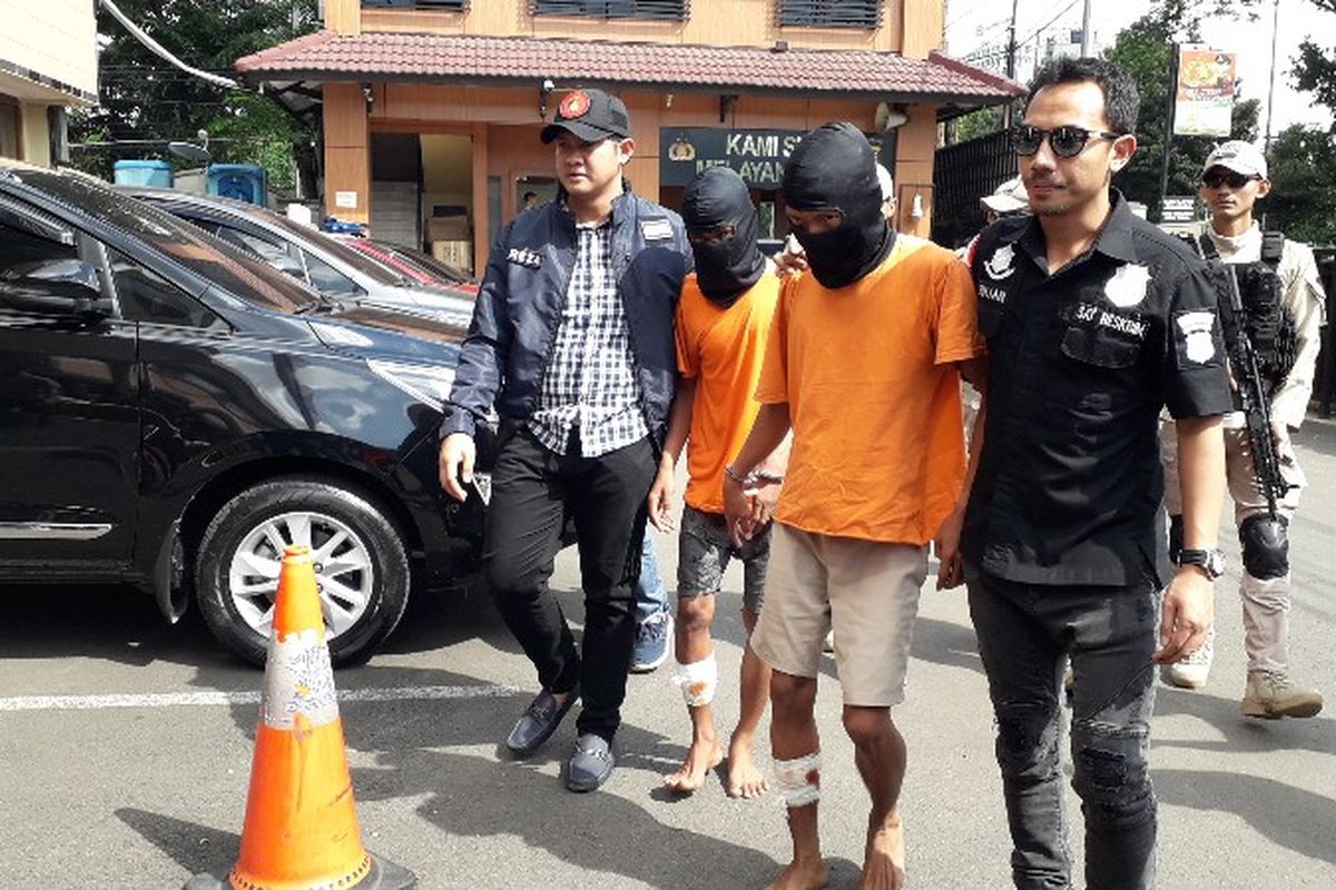 Polisi mengungkap dua tersangka penyekapan penumpang GrabCar terluka akibat mendapat tembakan peringatan pada Jumat (27/4/2018).