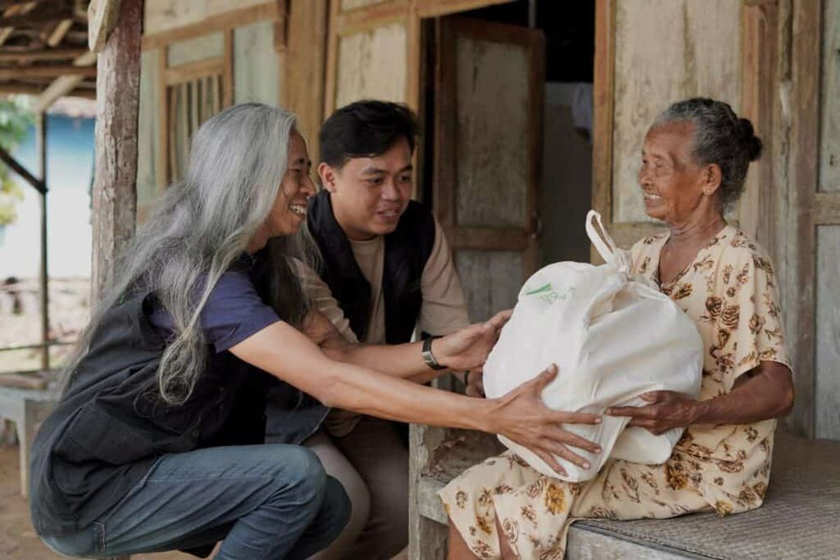 Aktivitas berbagi Parsel Ramadan dan Tebar Zakat Fitrah dari para donatur Dompet Dhuafa merekahkan senyum para penerima manfaat di seluruh Indonesia, akhir Ramadan lalu.
