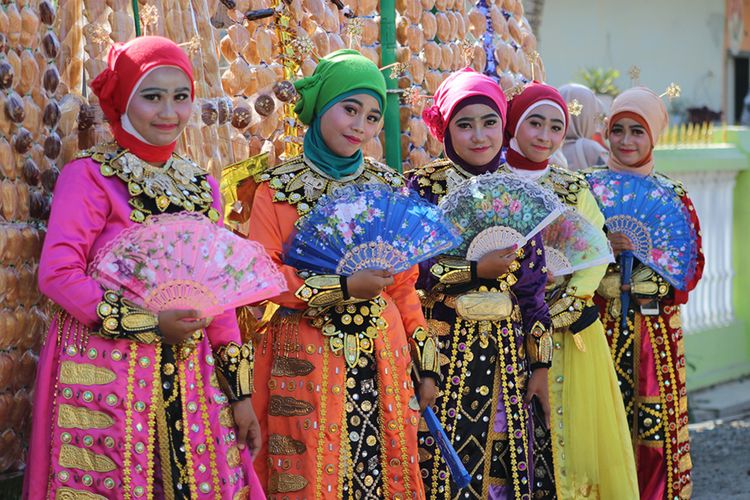 Para gadis Desa Bongo mengenakan biliu pakaian adat Gorontalo saat perayaan walima (Maulid Nabi Muhammad).
