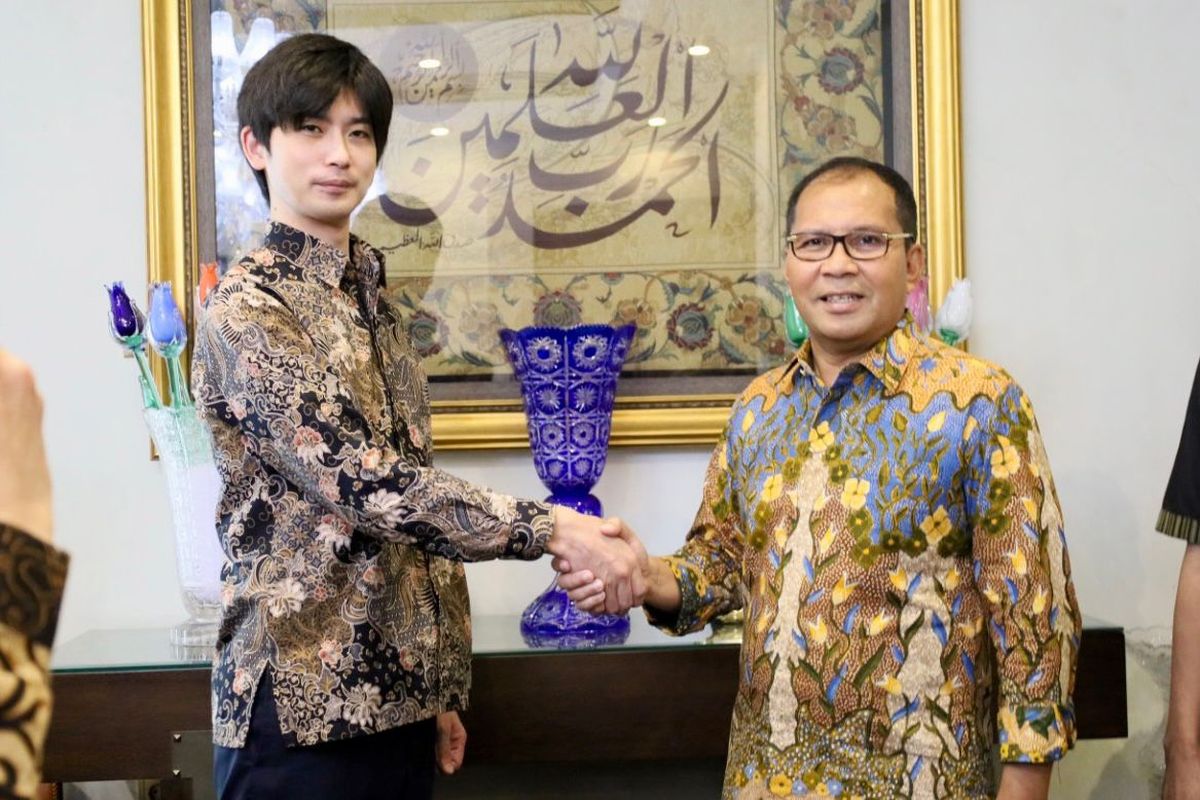 Walkot Makassar Danny Pomanto dan&nbsp;perwakilan dari OC-Global Yuhel Kameoka di kediaman pribadi Walkot Makassar, Kamis (11/5/2023).
