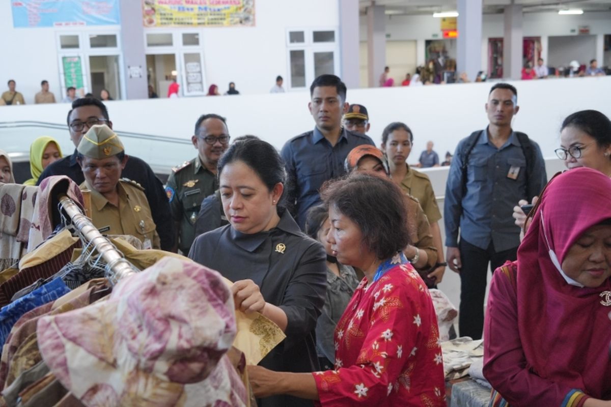 Ketua DPR RI Puan Maharani melihat produk yang dipasarkan di Pasar Gedhe Klaten. 