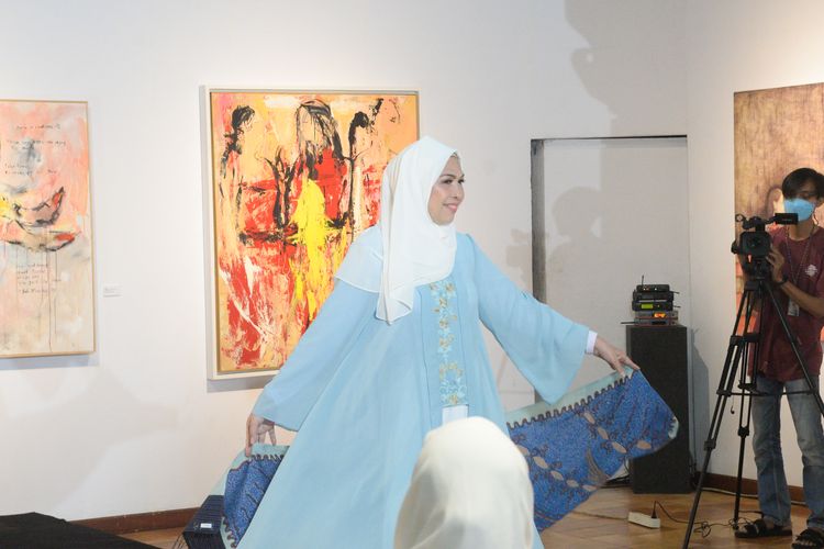 Kebaya Eliana, kebaya yang terinspirasi dari nama Jawa Eliana, yang berarti perempuan yang berpikiran maju.