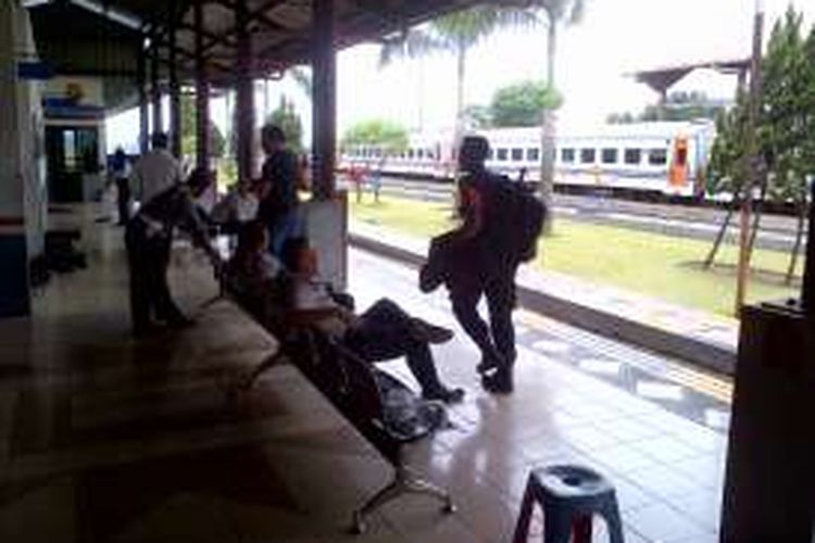 Sejumlah anggota polisi saat berjaga di Stasiun Kiaracondong, Bandung untuk mengawal kedatangan suporter Persebaya Surabaya (Bonek), Kamis (5/1/2017). KOMPAS.com/DENDI RAMDHANI 