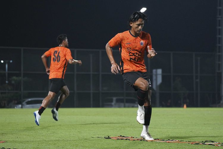 Bek Persija Jakarta Muhammad Akbar Arjunsyah saat latihan untuk persiapan Liga 1 2023-2024.