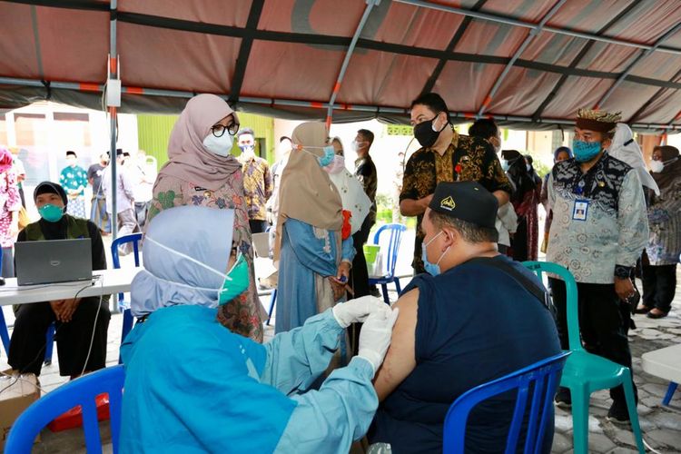 Vaksinasi santri di Pesantren Darussalam, Blokagung, Kecamatan Tegalsari, pada Jumat (18/6/2021) lalu.