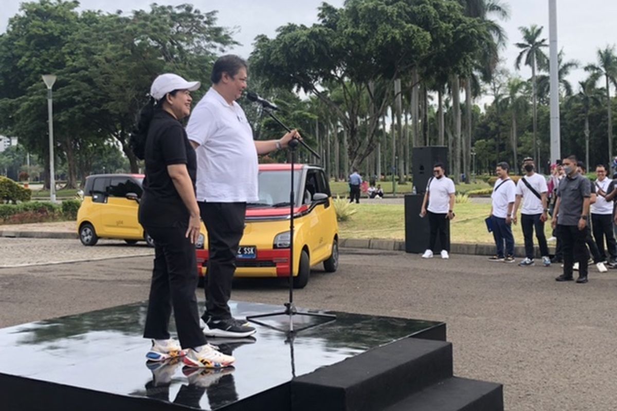 Ketua Umum Partai Golkar Airlangga Hartarto dan Ketua DPP PDI-P Puan Maharani di Tugu Monas, Jakarta, Sabtu (8/10/2022). 