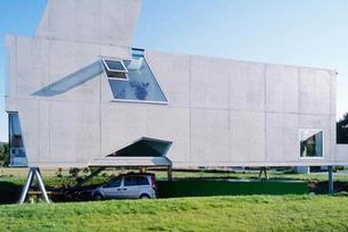 Pemilik rumah antibanjir ini dapat memanfaatkan ruang yang disebabkan oleh jarak antara rumah dan permukaan tanah tersebut sebagai tempat menyimpan barang atau tempat memarkir mobil.