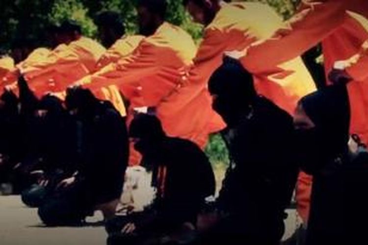 Dalam foto yang diambil dari video yang dirilis milisi anti-ISIS Jaysh al-Islam memperlihatkan anggota milisi yang berbaju oranye siap mengeksekusi 13 anggota ISIS yang mengenakan pakaian hitam dan bertopang ala algojo.