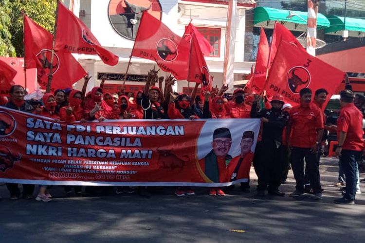 Puluhan kader DPC PDIP Bondowoso menggelar aksi damai protes pembakaran bendera partai