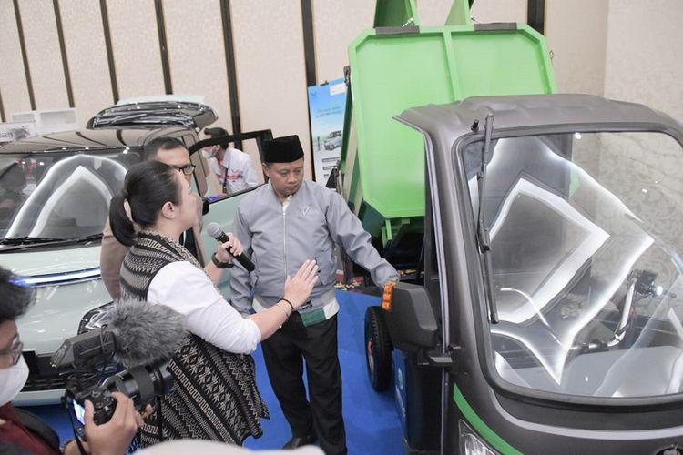 Wakil Gubernur (Wagub) Jawa Barat (Jabar) Uu Ruzhanul Ulum saat melihat mobil listrik dalam ajang West Java Investment Summit (WJIS) 2022 di The Trans Luxury Hotel, Kota Bandung, Kamis (6/10/2022). 