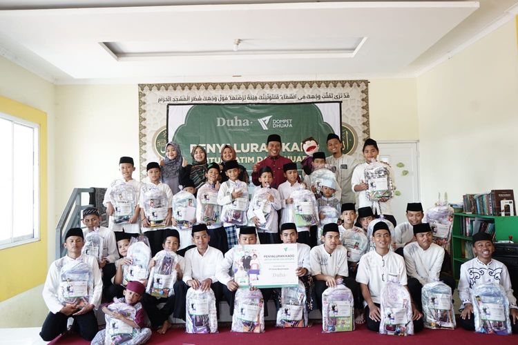 Kolaborasi kebaikan Duha Muslimwear dan Dompet Dhuafa lengkapi kebahagiaan Idul Fitri 1445 Hijriah anak-anak Yayasan Panti Asuhan dan Pondok Tahfiz Al Quran Al Hayya, Depok, Sabtu (20/4/2024).