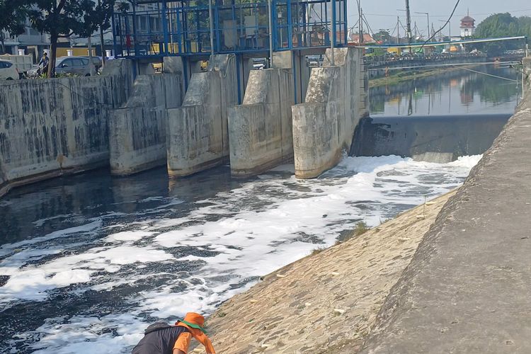 Limbah Busa di Kali Krukut Jakut Disebut Mulai Muncul Setelah Pintu Air Pakin Dibangun