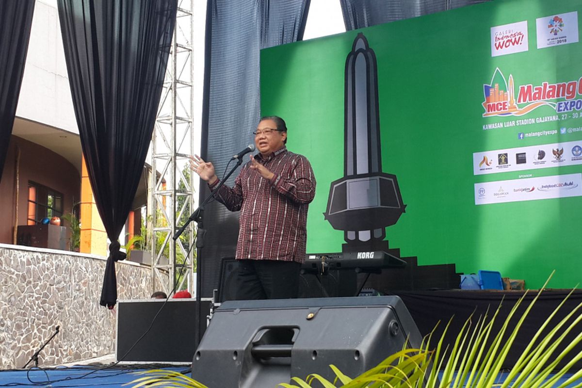 Menteri Koperasi dan UKM AAGN Puspayoga saat menghadiri pembukaan Malang City Expo 2017 di Stadion Gajayana, Kota Malang, Kamis (27/4/2017)