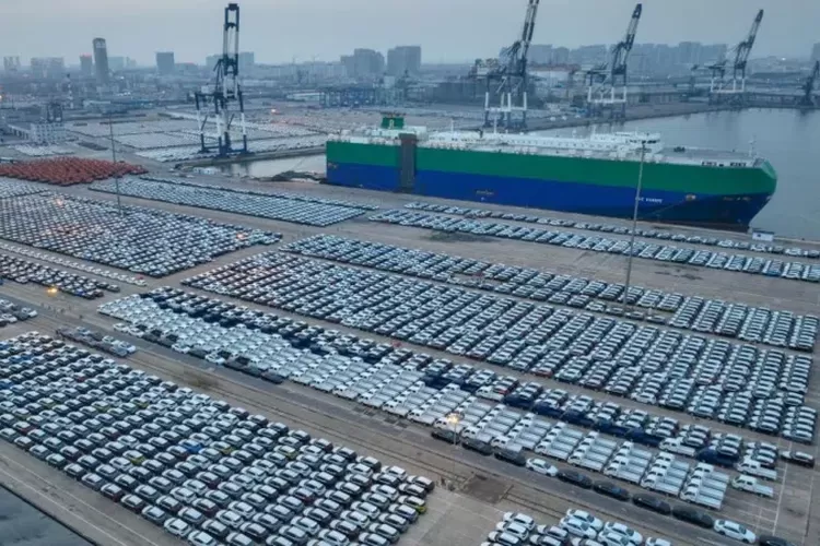 Mobil-mobil yang menunggu untuk diekspor di sebuah pelabuhan di China. 