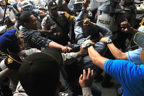 Ricuh Demo Mahasiswa di Palembang, 3 Polisi Jadi Korban Lemparan Batu