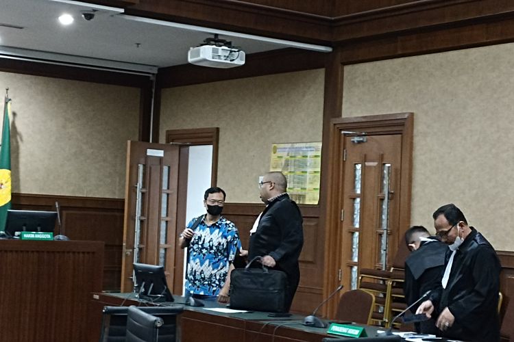 Direktur Utama PT Hanson International Tbk pasca menjalani sidang dugaan korupsi pengelolaan PT Asabri dengan agenda tuntutan yang ditunda di Pengadilan Tindak Pidana Korupsi (Tipikor) Jakarta Pusat, Rabu (19/10/2022).