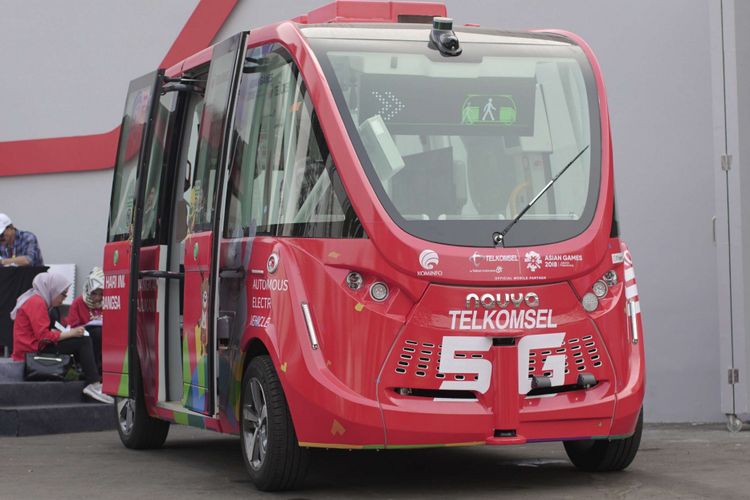 Bentuk fisik kendaraan otonomos Navya di booth Telkomsel saat acara Asian Games di GBK Senayan, Jakarta, Kamis (23/08/2018). Mobil ini merupakan mobil tanpa awak pengemudi yang dihadirkan operator seluler Telkomsel selama acara Asian Games berlangsung.