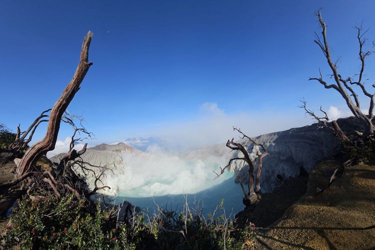 Fitur panorama kamera Galaxy S23 Ultra digunakan saat memotret pemandangan alam kawah dan Gunung Ijen, Banyuwangi, Jawa Timur