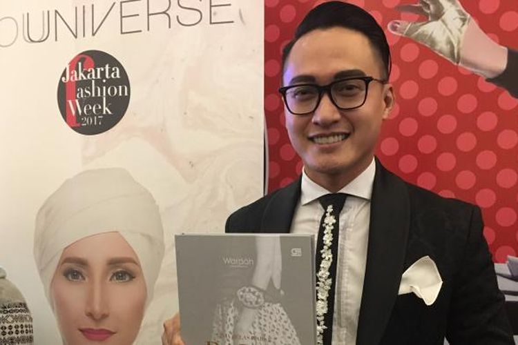 Salah satu perancang busana Indonesia, Barli Asmara, meluncurkan sebuah buku dalam Jakarta Fashion Week (JFW) 2017 yang bertajuk Lima Belas Warsa Barli Asmara di Antara Gemerlap Ornamentasi dalam Jakarta Fashion Week 2017 di Senayan City Jakarta, Senin (24/10/2016). 