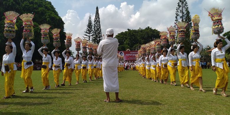 Selepas upacara nasional, warga Desa Adat Kelaci melanjutkan sesi peringatan Hari Puputan Margarana dengan serangkaian ritual adat.