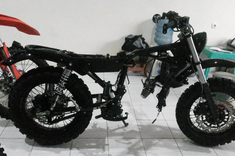 Kerangka dari Honda Tiger 2004 yang sudah dimodifikasi bergaya scrambler.